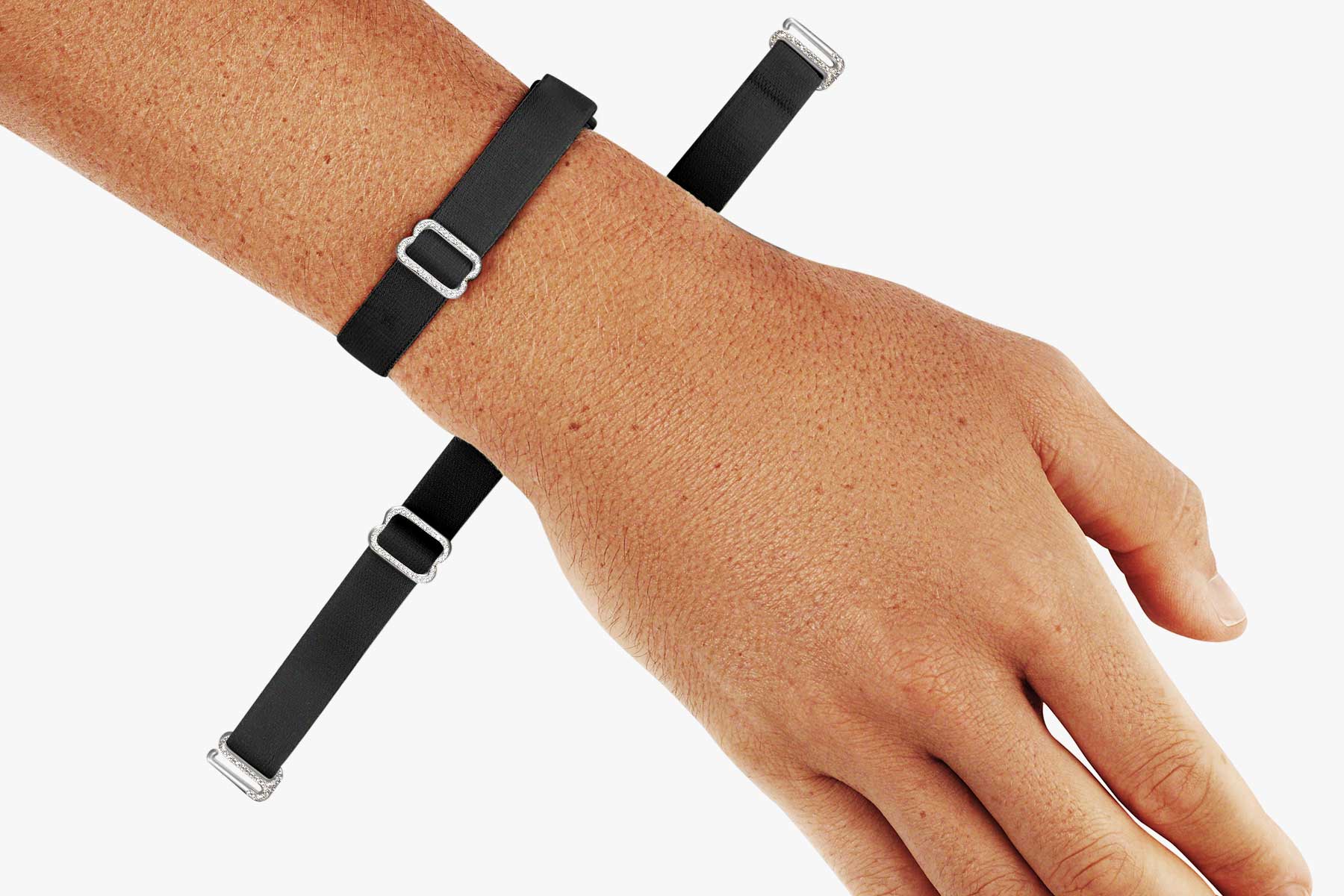 Bracelet noir avec quincaillerie en platine incrustée de diamants